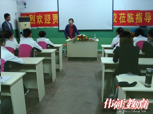 2011年贾美香教授来我校为教师做培训